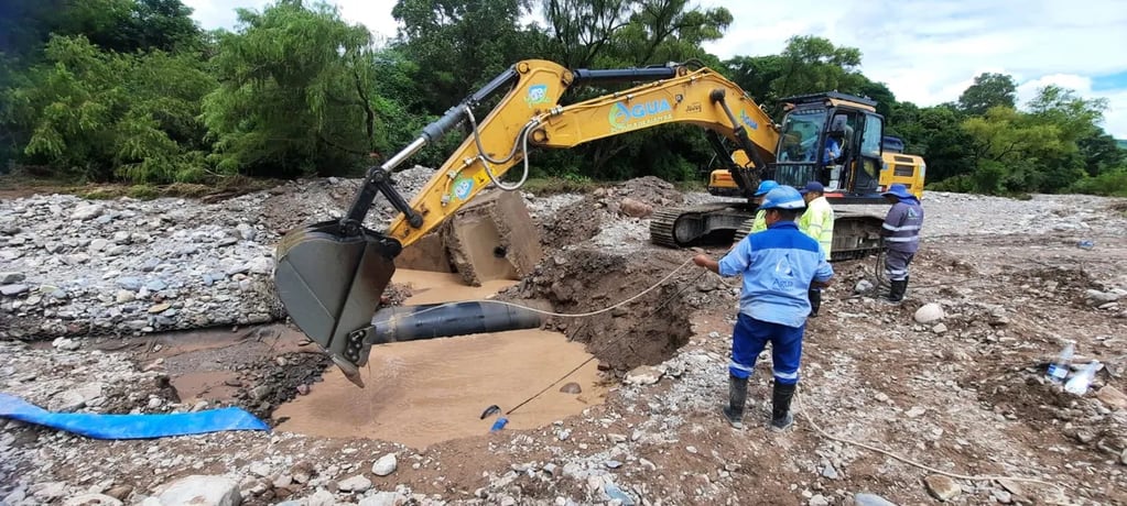 Equipos técnicos y cuadrillas de Agua Potable de Jujuy trabajan en distintos frentes, en respuesta a daños provocados por las tormentas y crecidas de ríos de los últimos días.