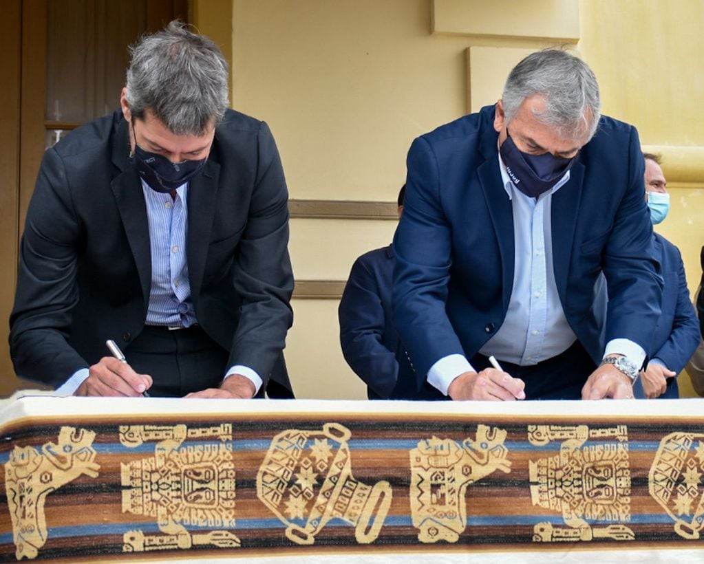 Lammens y Morales al momento de firmar el acta de inicio de obra para la puesta e valor de la estación de ferrocarril en la localidad de Volcán, en Jujuy.