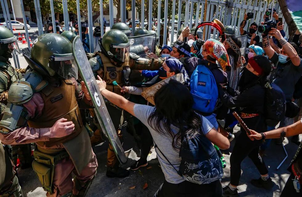 Mapuches de Chile chocan con la policía antidisturbios durante una protesta contra el Gobierno. (Foto de Dedvi MISSENE / AFP)