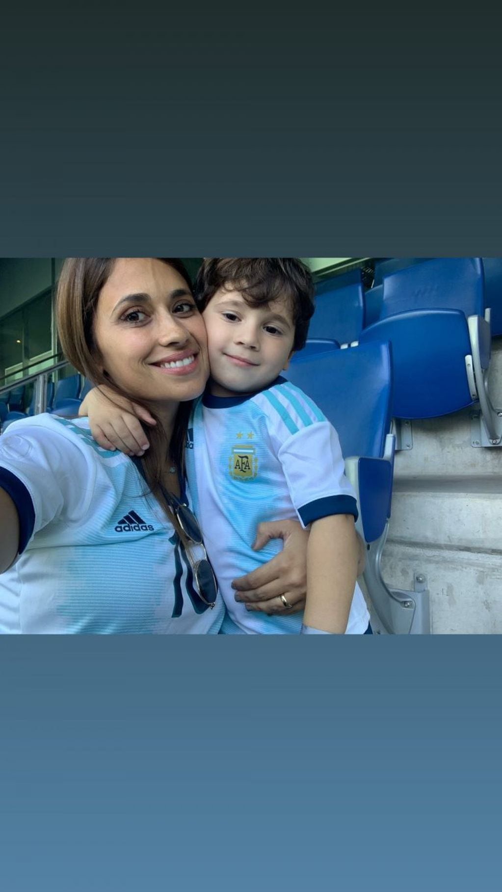 Antonela Roccuzzo compartió una selfie con su segundo hijo. (@antonelaroccuzzo)