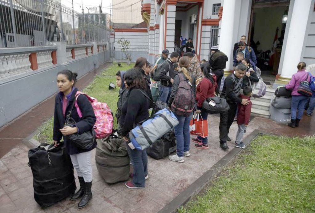   Migrantes venezolanos frente a su embajada en Lima esperando regresar a su país. - AP