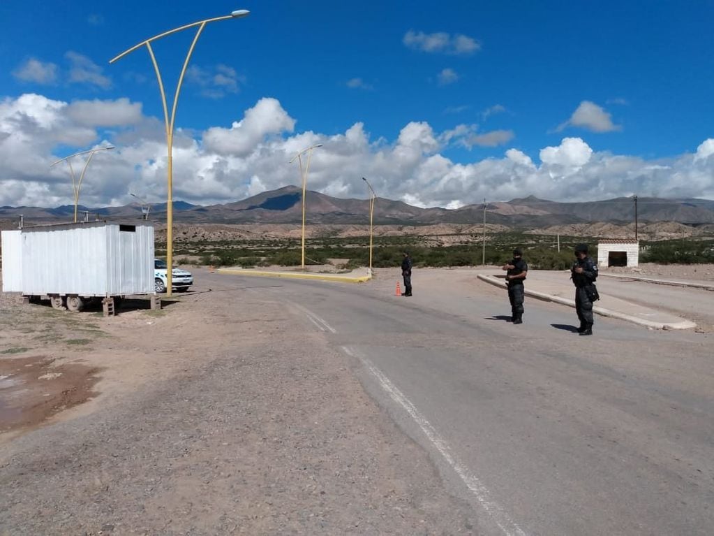 Desde primera hora del lunes la Policía controla la circulación de vehículos en el acceso norte y sur a la ciudad de Humahuaca.