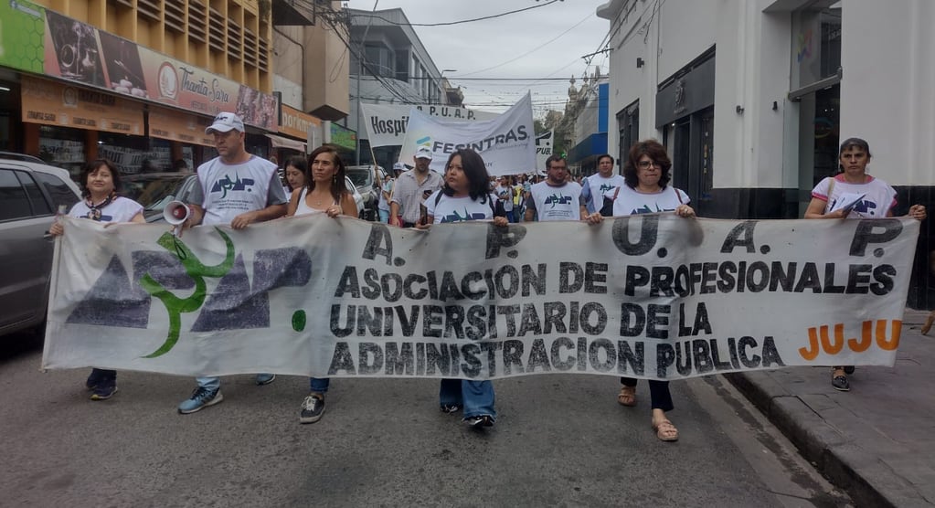 El secretario general de la Asociación de Profesionales Universitarios de Jujuy (APUAP), Nicolás Fernández, junto a demás dirigentes encabezando la columna del sindicato en la marcha de este jueves.