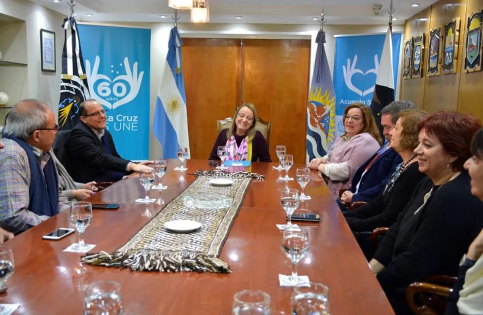Alicia Kirchner recibió al embajador de Cuba  Orestes Perez Perez