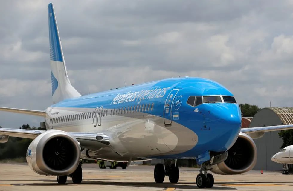 An Aerolineas Argentinas Boeing 737 MAX 8 is seen on the tarmac of Ezeiza Airport, on the outskirts of Buenos Aires, Argentina December 4, 2017. Picture taken December 4, 2017. REUTERS/Stringer NO RESALES. NO ARCHIVES.   inmovilizacion flota avion boeing 737 max tras detectar fallo avion boeing 737 max