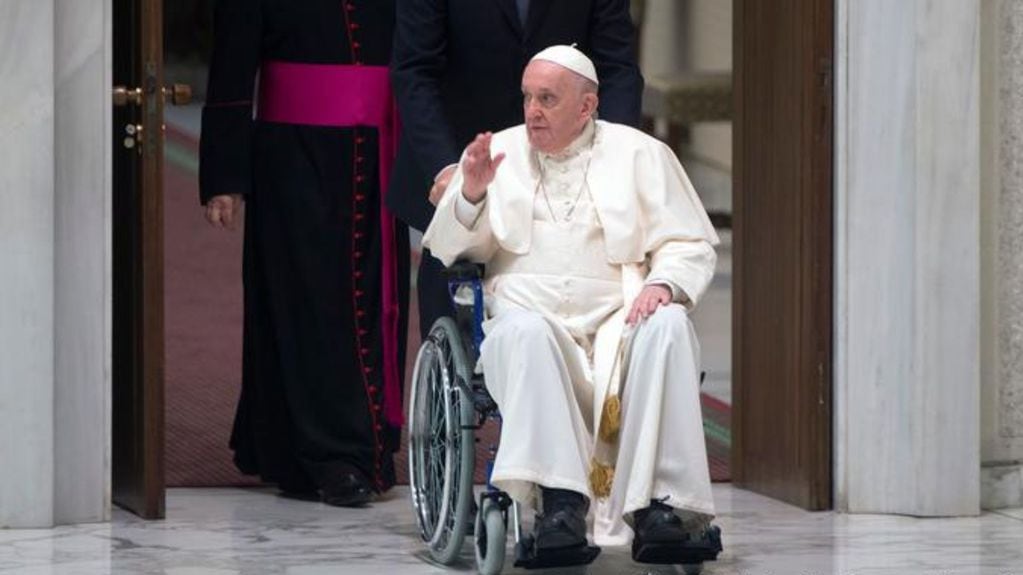 El Papa Francisco utiliza una silla de ruedas por su dolor de rodilla.