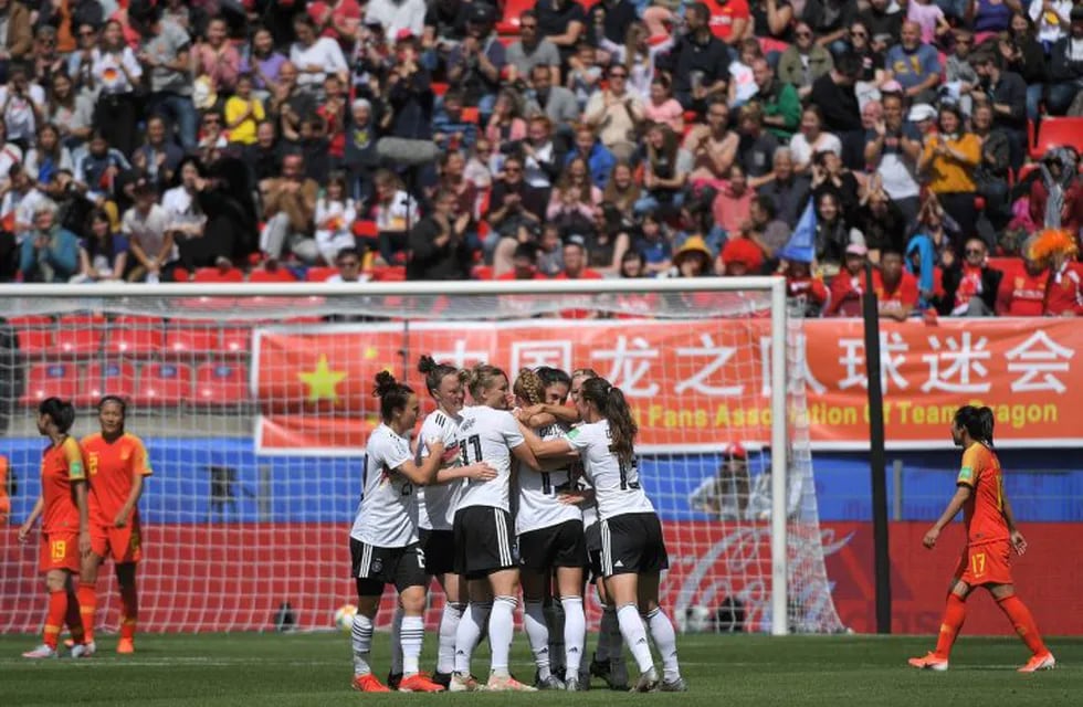 Germany's defender Giulia Gwinn (C) celebrates with teammates after socring a gola   during the France 2019 Women's World Cup Group B football match between Germany and China, on June 8, 2019, at the Roazhon Park stadium in Rennes, western France. (Photo by LOIC VENANCE / AFP)