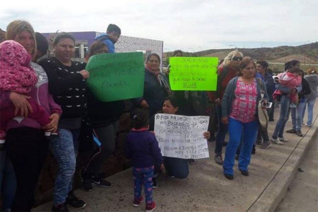 Familiares reclaman por los internos de San Luis.