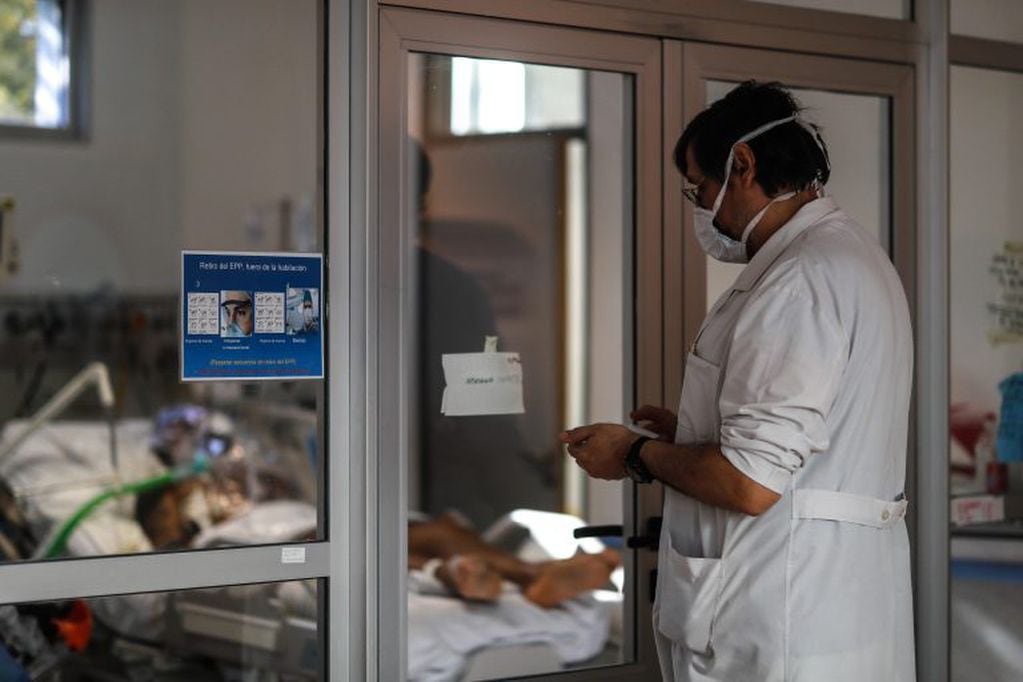Un médico en una sala con pacientes COVID-19 en el Hospital El Cruce de Florencia Varela\u002E EFE/ Juan Ignacio Roncoroni