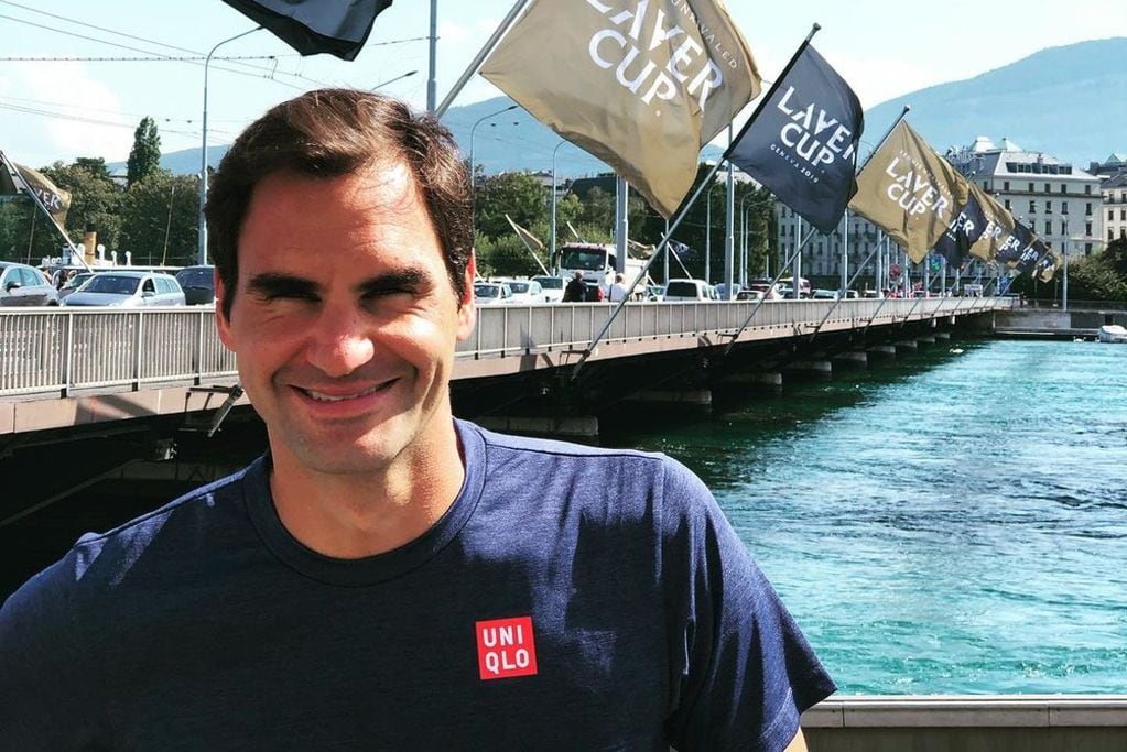 Roger Federer posando con una remera de su mayor sponsor, Uniqlo. (@rogerfederer)