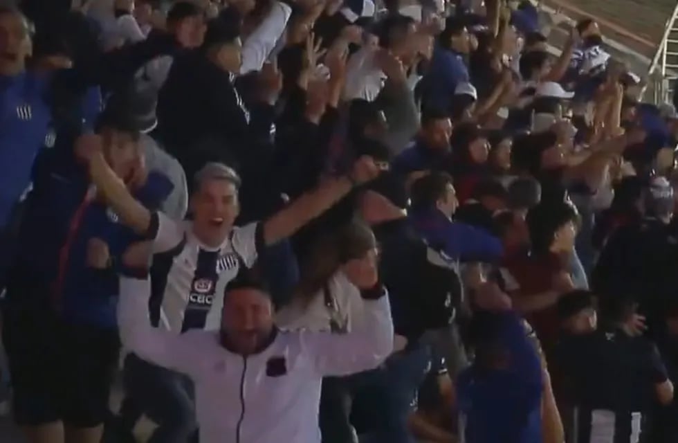 La gente de Talleres festejando el gol de Ramón Sosa ante Cobresal (Gentileza).