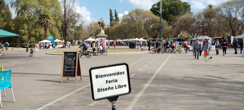 La Feria de Diseño Libre llega a la Ciudad de Mendoza este fin de semana
La iniciativa que nuclea a diseñadores, feriantes, artesanos y gastronómicos se realizará en el Parque O´Higgins, los días 7, 8 y 9 de octubre. El foco estará puesto en propuestas únicas y artesanales para el Día de la Madre.
