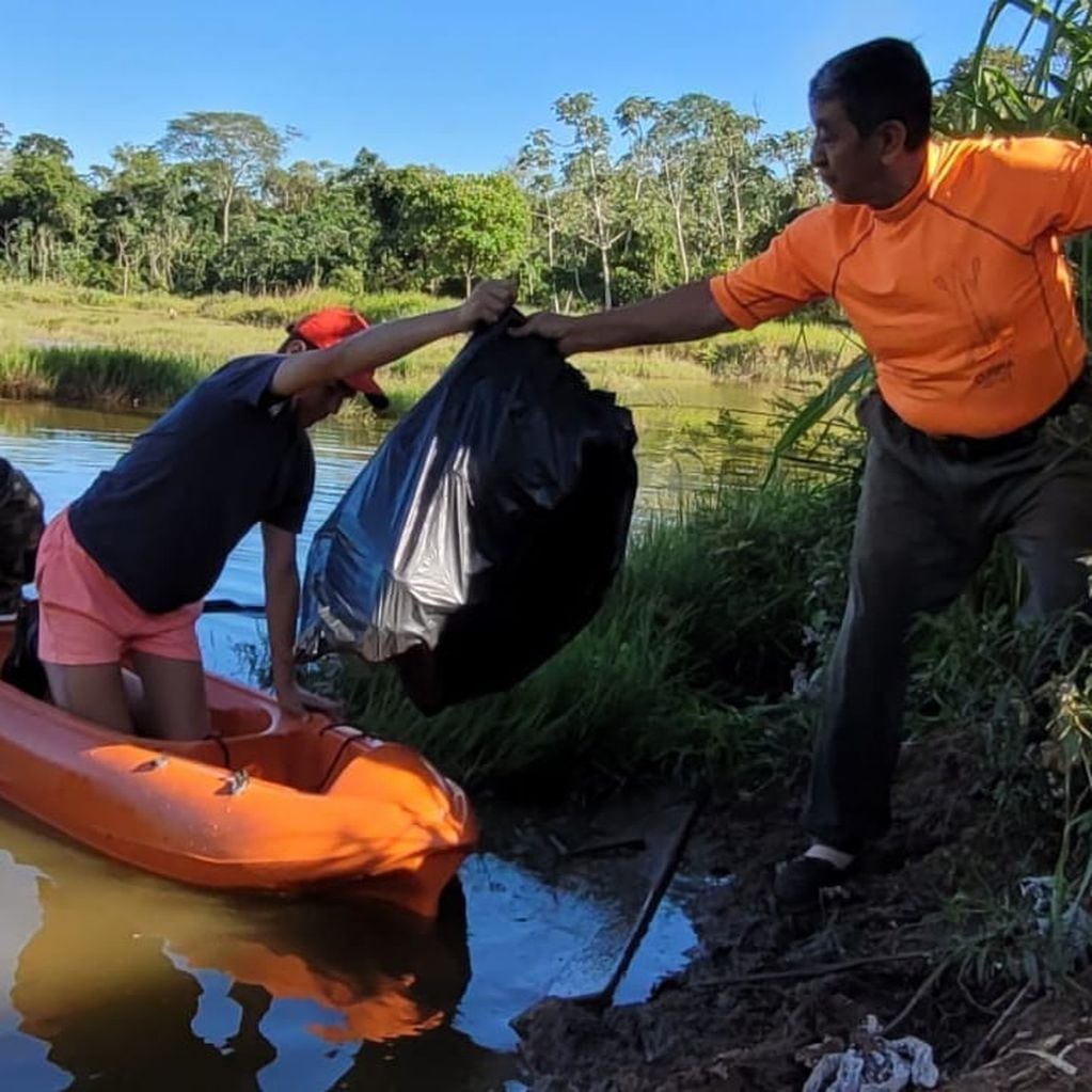 Voluntarios protagonizaron una jornada de limpieza ambiental en la laguna de la selva Yryapú.