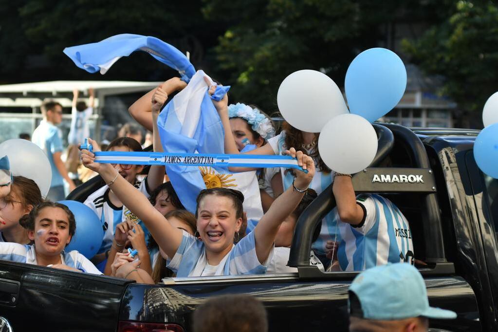 La ciudad de Río Cuarto salió a festejar el triunfo de Argentina frente a México en el mundial de Qatar.  (Tomy Fragueiro)