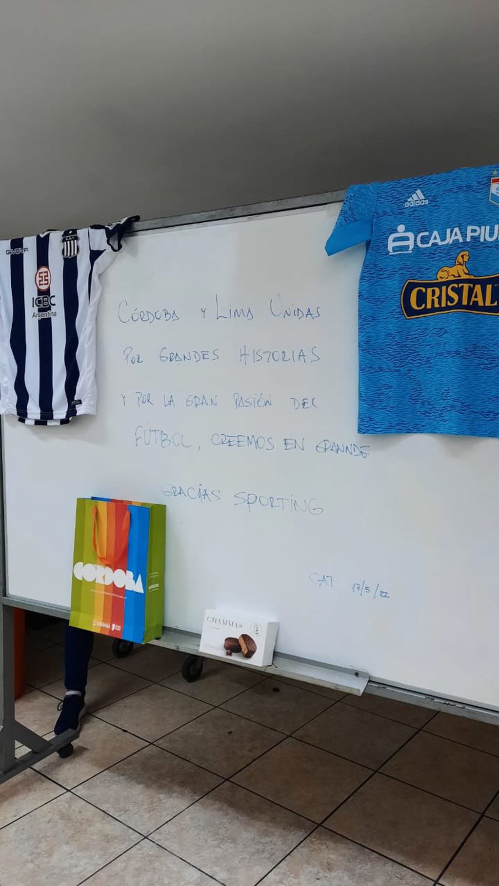 Regalos y una frase de hermandad de Talleres para Sporting Cristal.