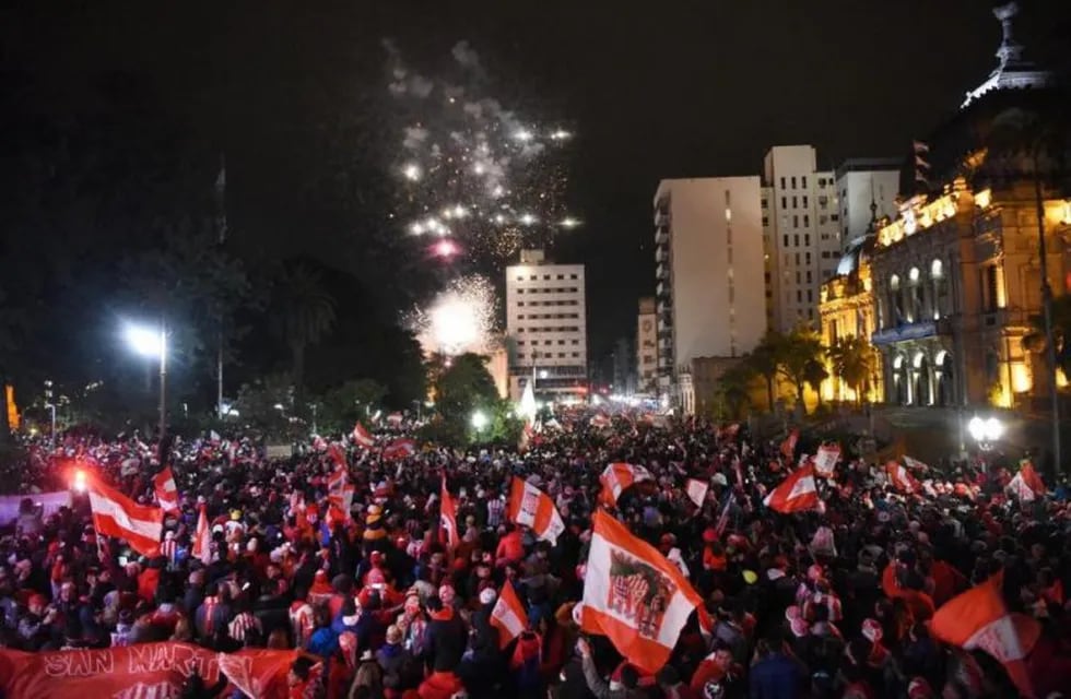 Los hinchas de San Martín se volcaron a la plaza Independencia para celebrar el ascenso.