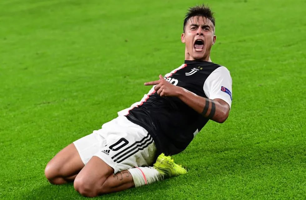 TOPSHOT - Juventus' Argentine forward Paulo Dybala celebrates after scoring his second goal during the UEFA Champions League Group D football match Juventus vs Lokomotiv Moscow on October 22, 2019 at the Juventus stadium in Turin. (Photo by Miguel MEDINA / AFP)