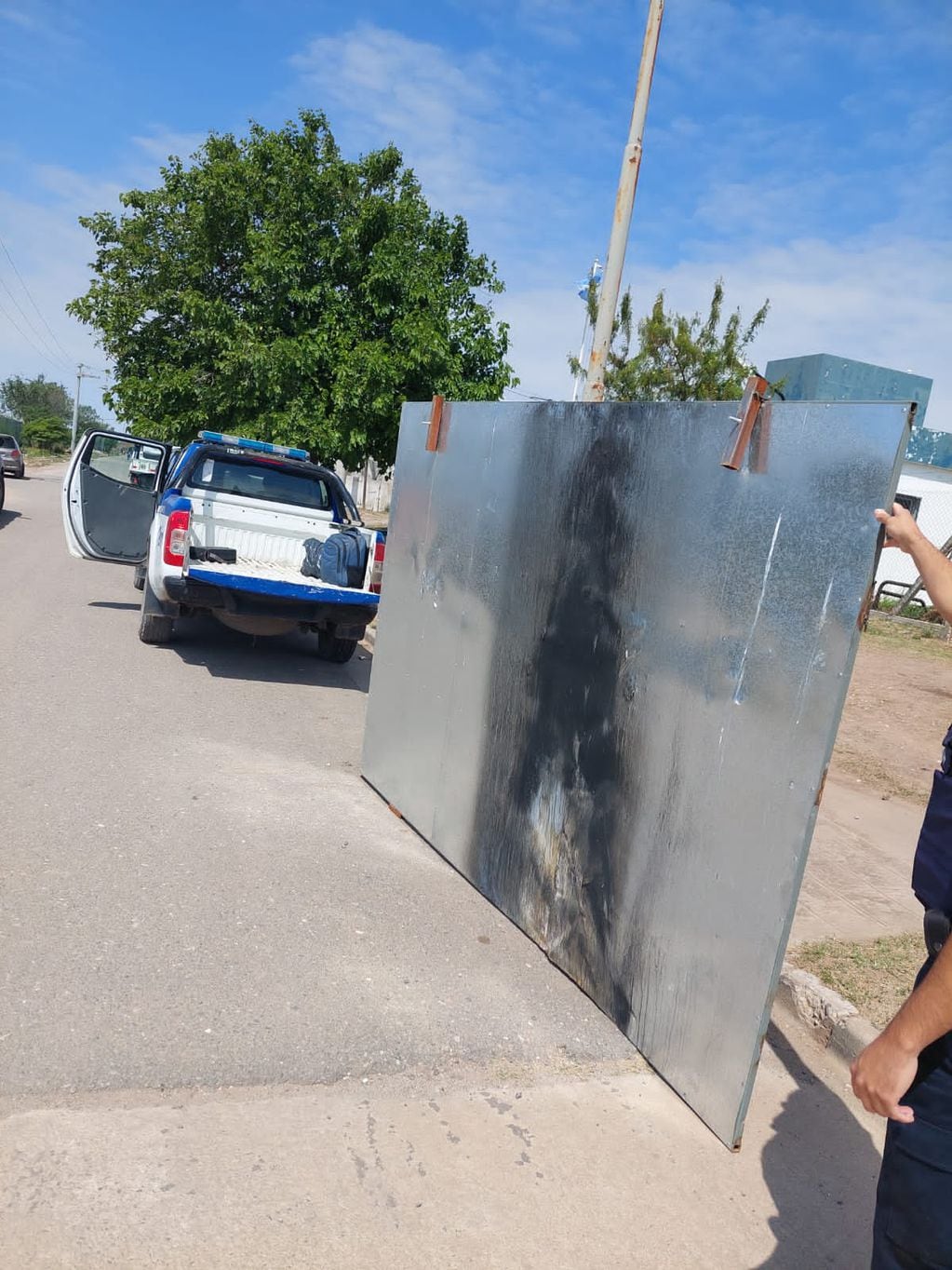 El portón metálico que se robó el ladrón en barrio 12 de Julio. (Policía de Córdoba)