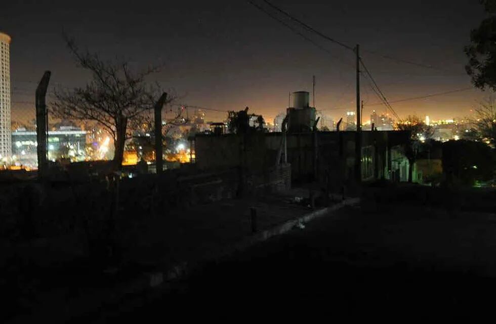 El cadáver fue hallado en calle Mariano Fragueiro, a la altura de barrio Ducasse. (La Voz/Ramiro Pereyra).