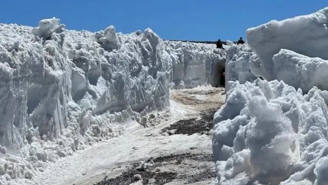 Paredes de hielo y nieve de más de 2 metros de altura en el camino hacia la Laguna del Diamante.