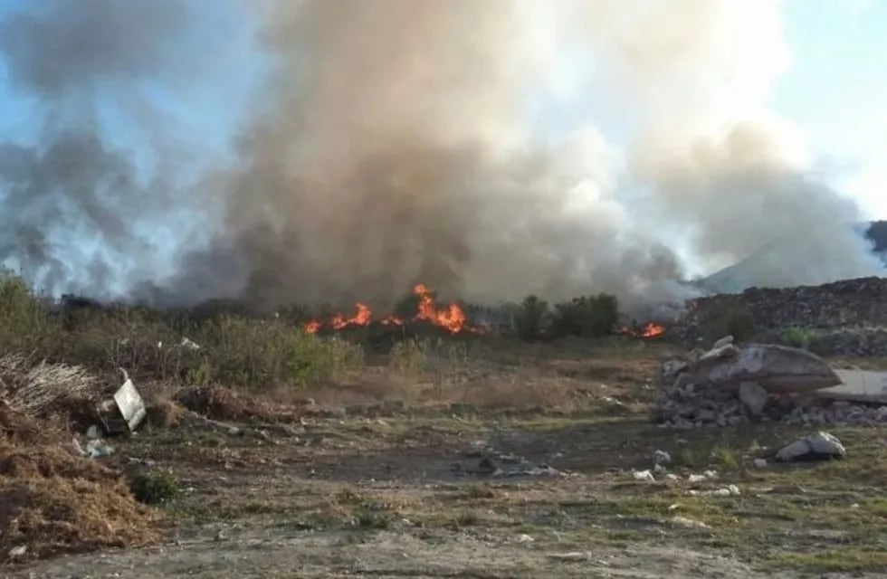 El incendio en el basural de Villa Carlos Paz fue contenido, ahora se viene el intento por mitigar el fuego.