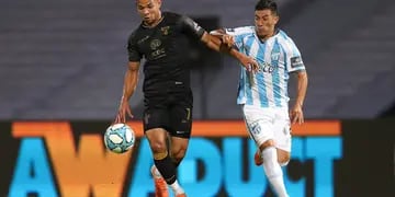 Diego Valoyes se la lleva ante un defensor de Atlético Tucumán