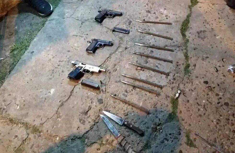 Detuvieron a barras de Chacarita  armados con una ametralladora y pistolas.