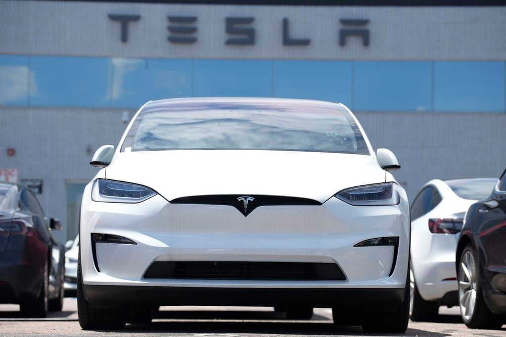Tesla reducirá su planta laboral. (Foto AP/David Zalubowski, Archivo)