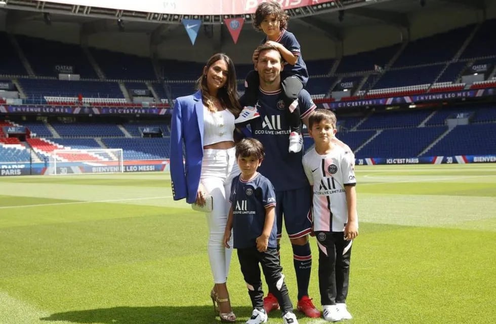 La familia rosarina se instaló en Francia en agosto de 2021 tras el acuerdo con París Saint-Germain (PSG).