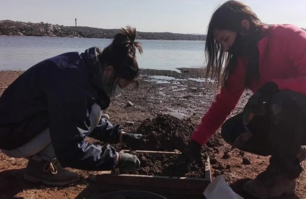 Rescataron restos fósiles de las costas del Lago San Roque.