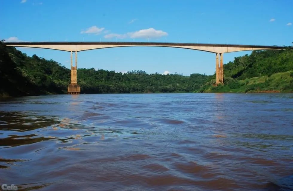 El puente internacional Tancredo Neves une a la Argentina con Brasil.