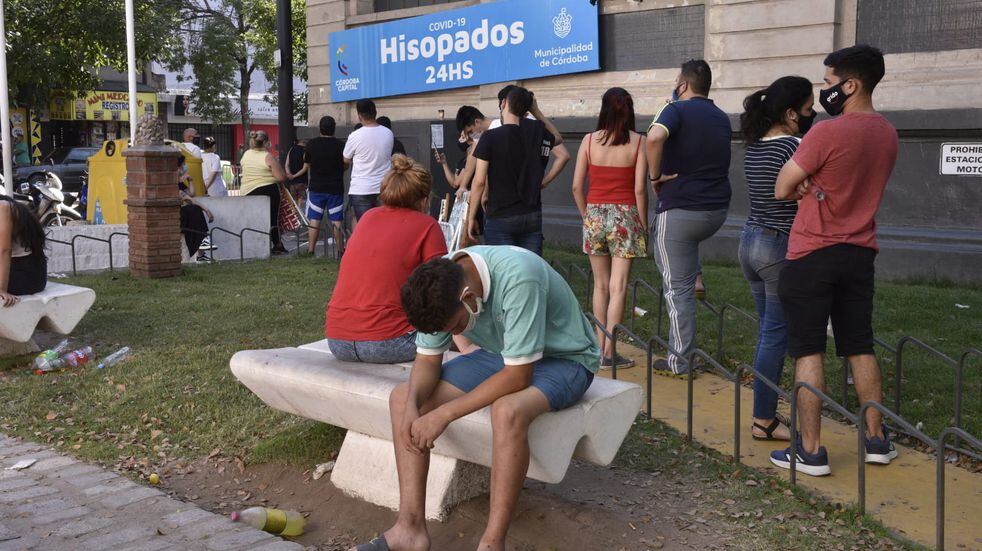 Hisopados y testeos en el ex Registro Civil de avenida Colón de la ciudad de Córdoba.