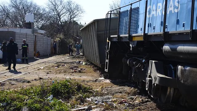 Se descarriló tren de carga locomotora vagones vias