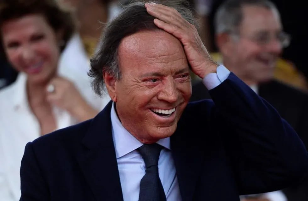 FILE - In this Sept. 29, 2016 file photo, Spain's singer Julio Iglesias smiles during his star unveiling ceremony at the Walk of Fame in San Juan, Puerto Rico. On May 5, 2017, Iglesias will launch “Mexico & Amigos,”  his first duet album with guests Placido Domingo and Omara Portuondo. (AP Photo/Carlos Giusti, File) puerto rico Julio Iglesias musica cantante