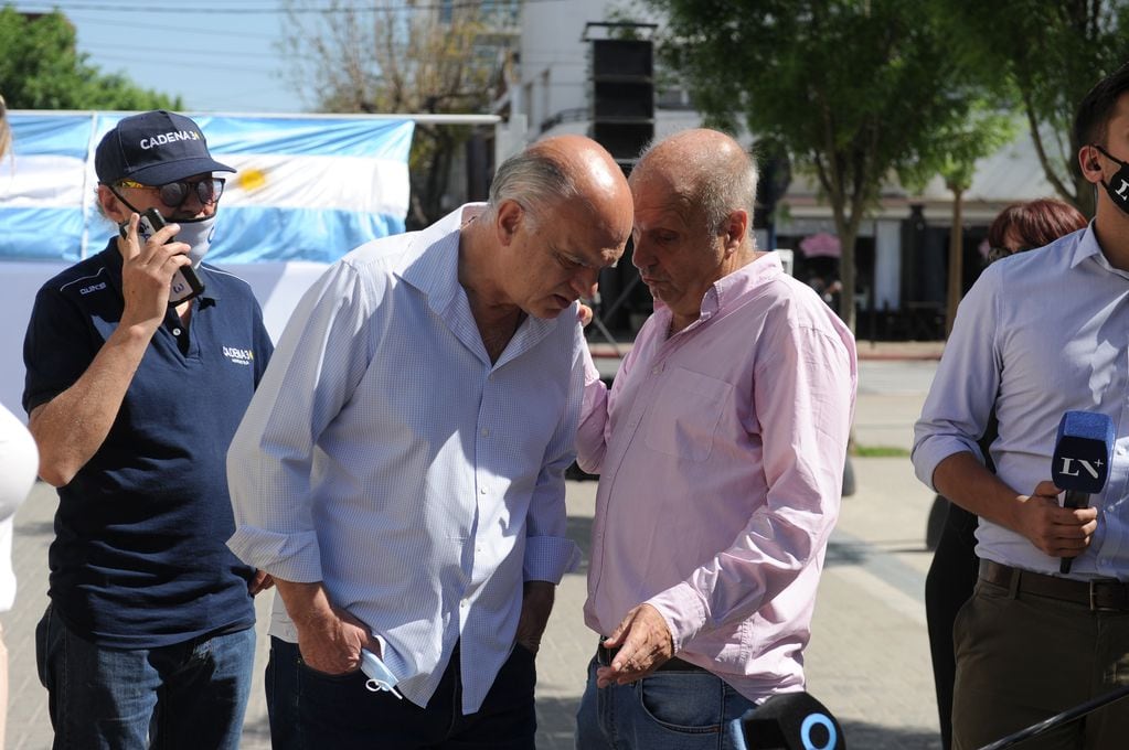 Néstor Grindetti y Héctor Lombardi, miembros del PRO que llegaron a Dolores, provincia de Buenos Aires, para acompañar y apoyar al expresidente Mauricio Macri.