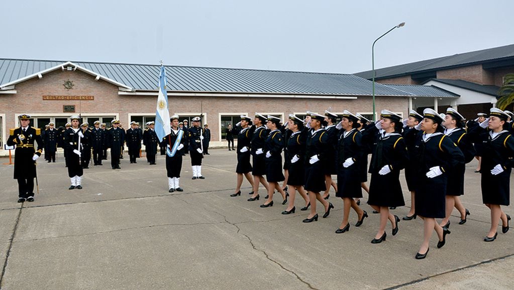 Entrega de uniformes y juramento de fidelidad a la Bandera en la ESSA