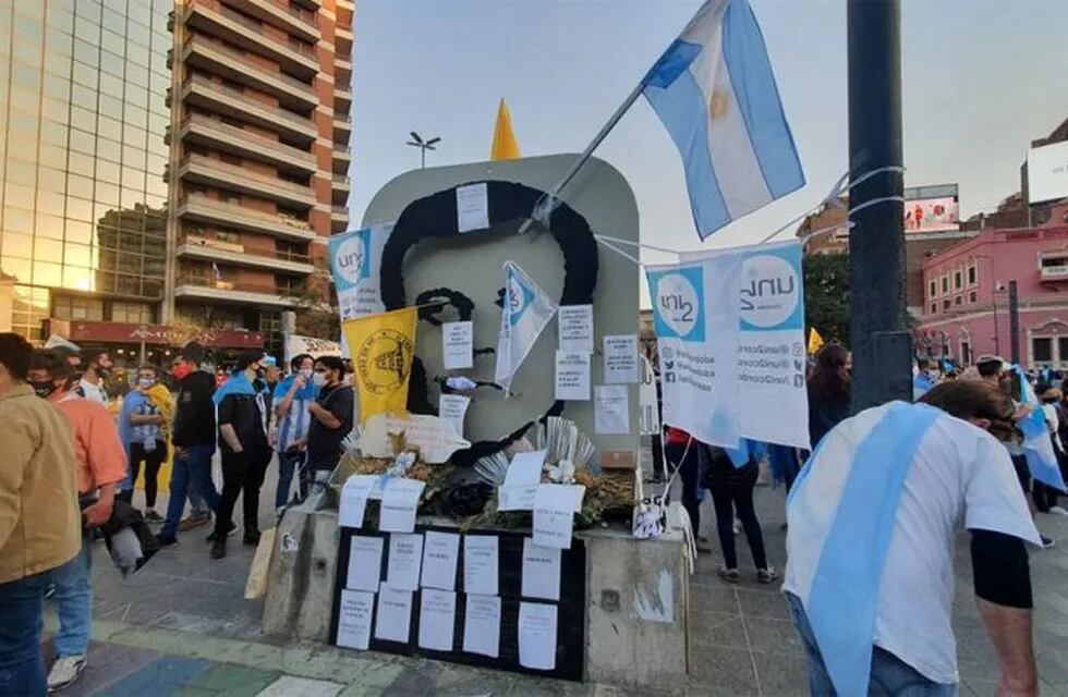 El monumento homenaje a Agustín Tosco, vandalizado con pegatinas.