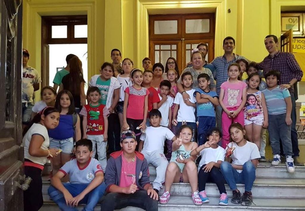 Cada 15 días los chicos del barrio van a la Universidad y realizan talleres.