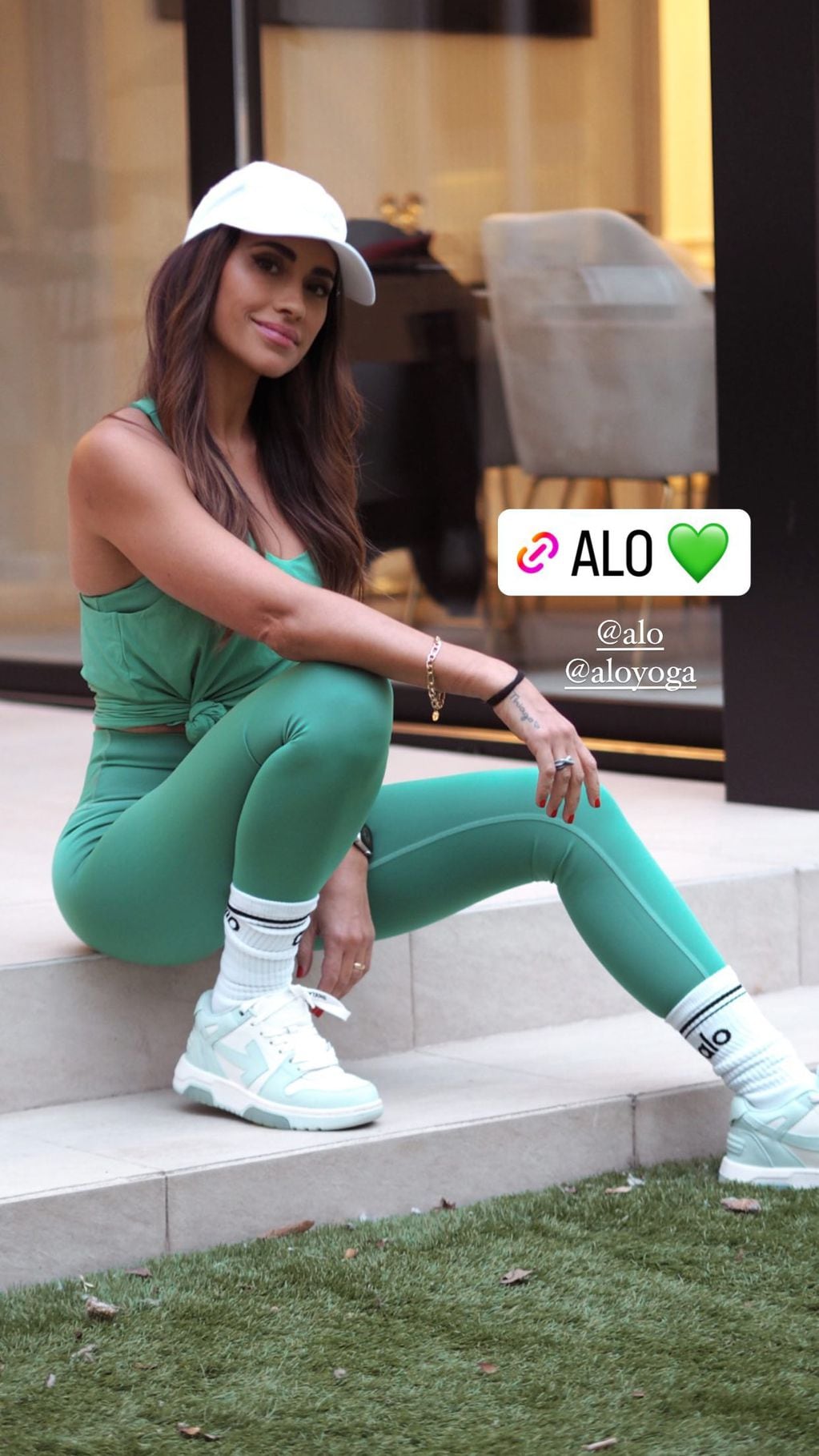 Antonela Roccuzzo se lució con un look deportivo completamente verde.