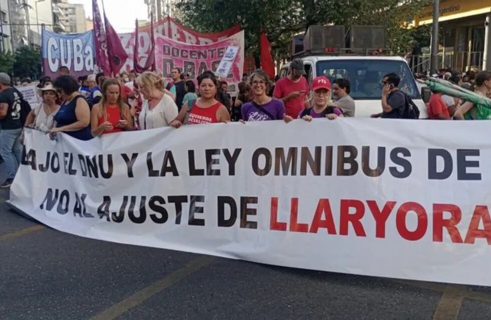 La Izquierda de Córdoba marchó contra la Ley Ómnibus.