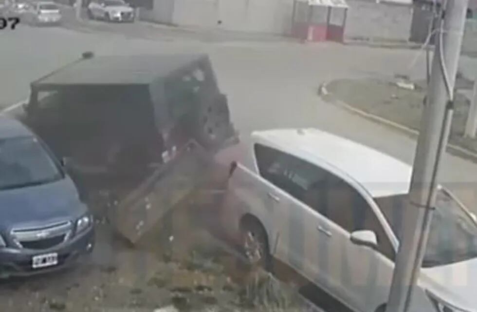 Camioneta aplasta autos estacionados