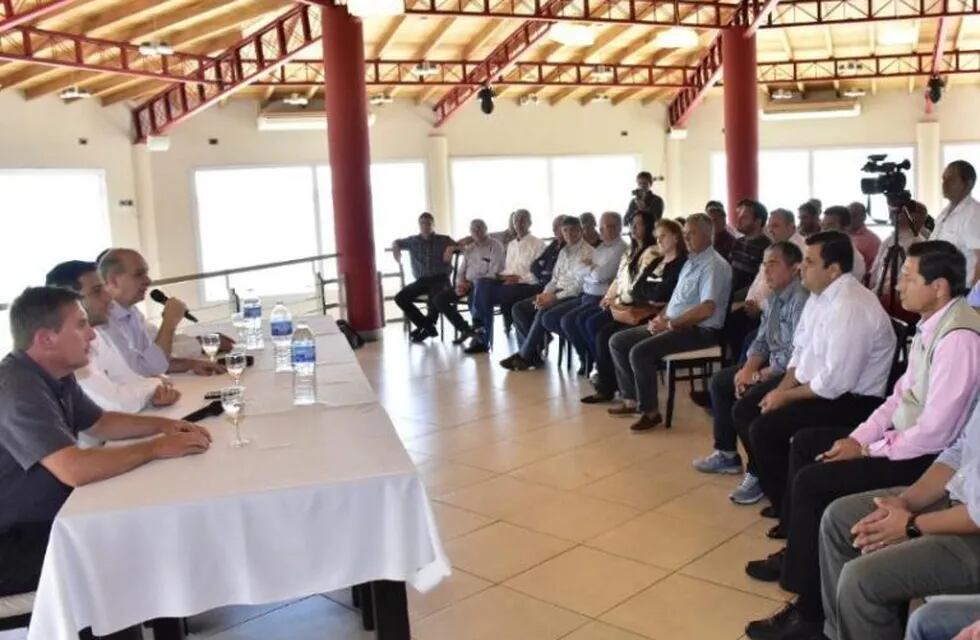 Los intendentes de Misiones reunidos en San Ignacio para notificarles de la compensación por la quita del fondo sojero.