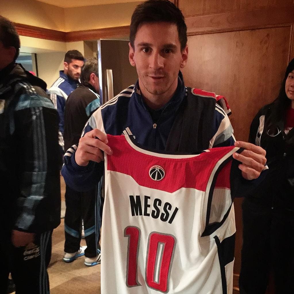 Lionel Messi con la camiseta de los Washington Wizards