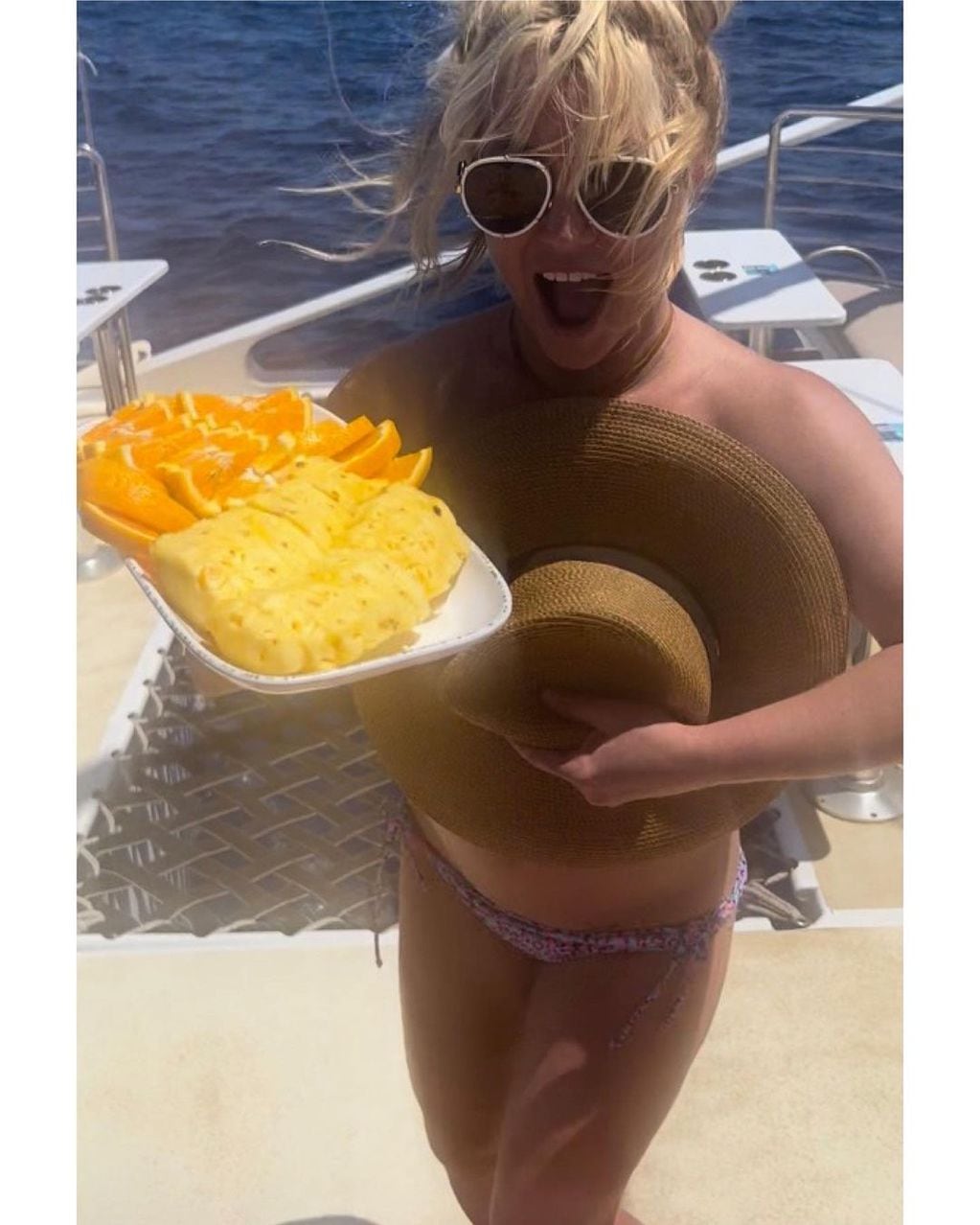 Desde un yate, Britney Spears posó con frutas como bikini y fue capitana de barco por primera vez.