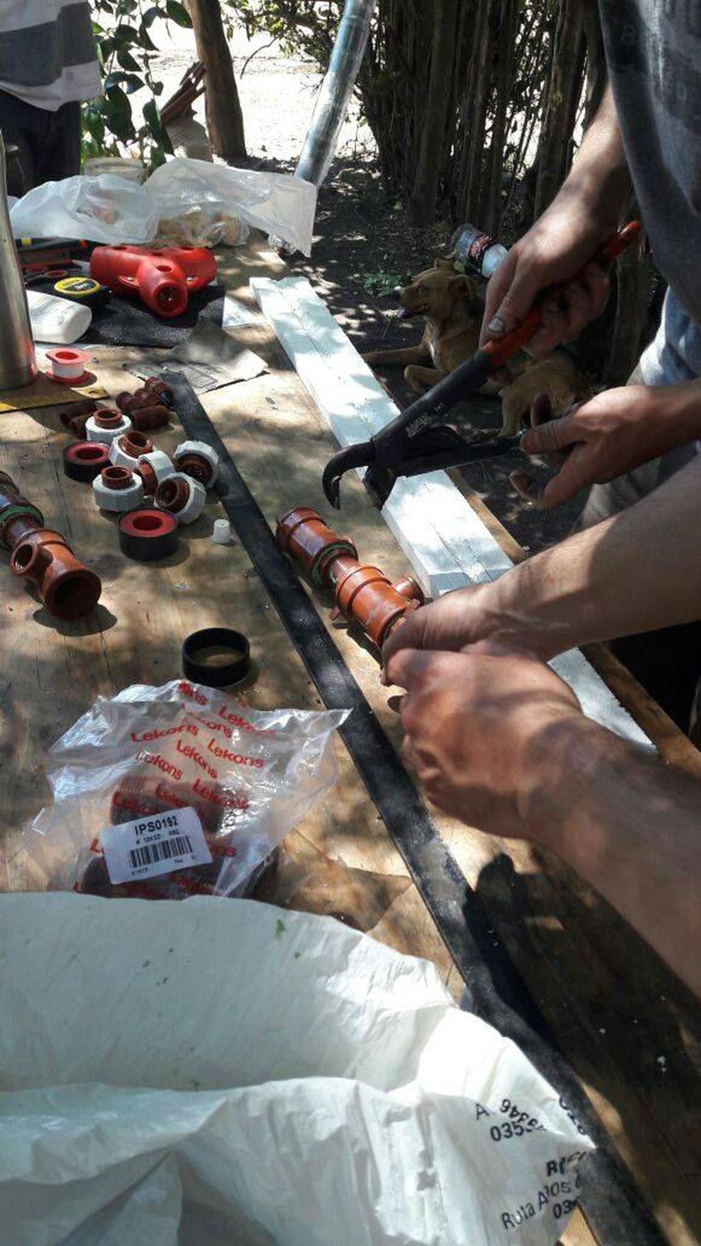 Crean termotanques solares a partir del reciclado de botellas, latas y tetras.