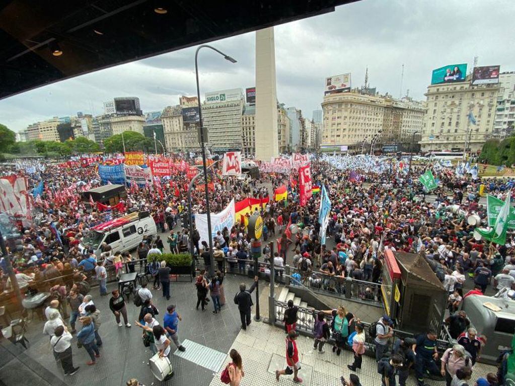 Marcha a favor de Evo Morales en el Obelisco. (Clarín)