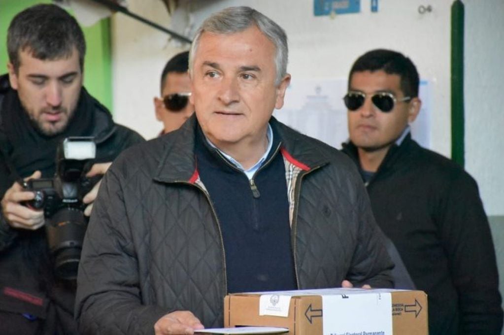 Gerardo Morales, al momento de depositar su voto en la urna. “Tenemos una elección con realidad provincial”, destacó luego al dialogar con los periodistas.