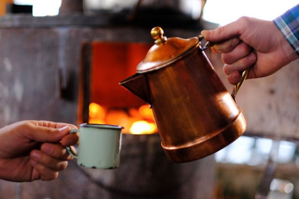 Centros Invernales Ushuaia. Luego de las actividades, se puede disfrutar de una buena bebida caliente para reconfortarse.