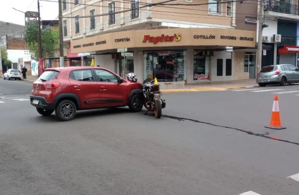 Accidente vial en Posadas dejó como saldo a un motociclista herido.