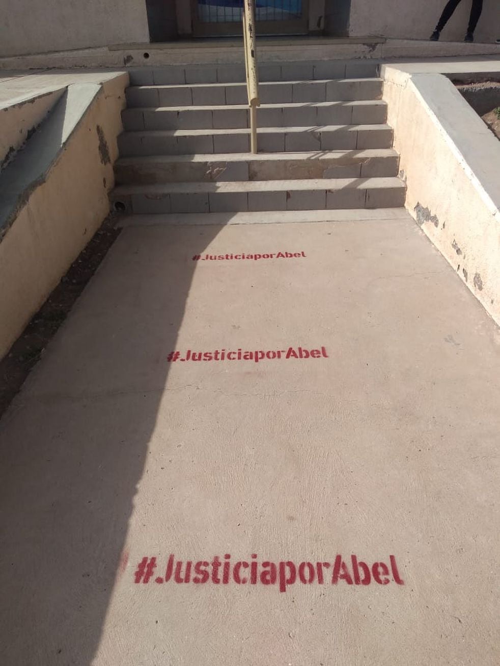 Pintada en al palacio judicial de Malargüe a favor de Abel Vázquez, condenado a prisión perpetua por el asesinato de Nélida Villar.